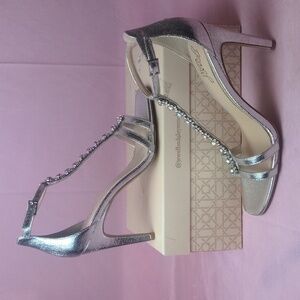 Jewel Badgley Mischka Silver T-Strap Farida Formal Heels size 8.5